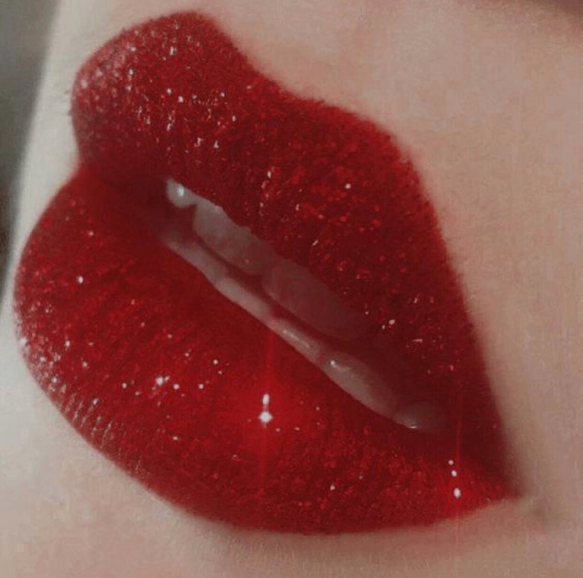 Silvia navarro labios rojos