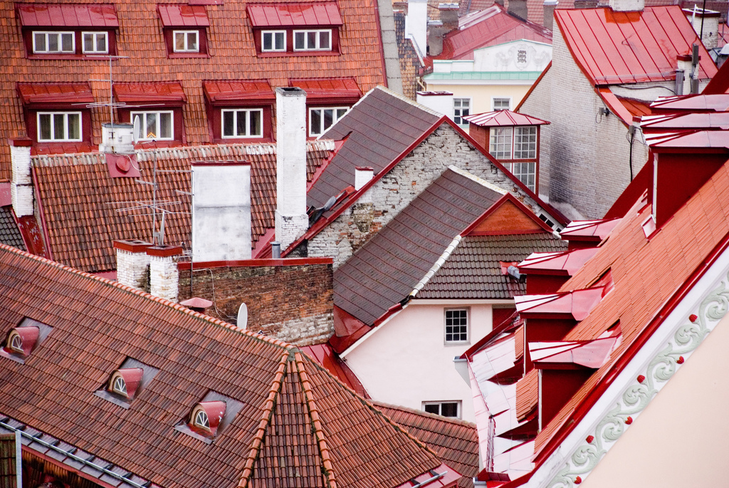 Сон дом соседей. Красная Черепичная крыша. Дом на крыше. Крыши многоэтажных домов. Дом с жилой крышей.
