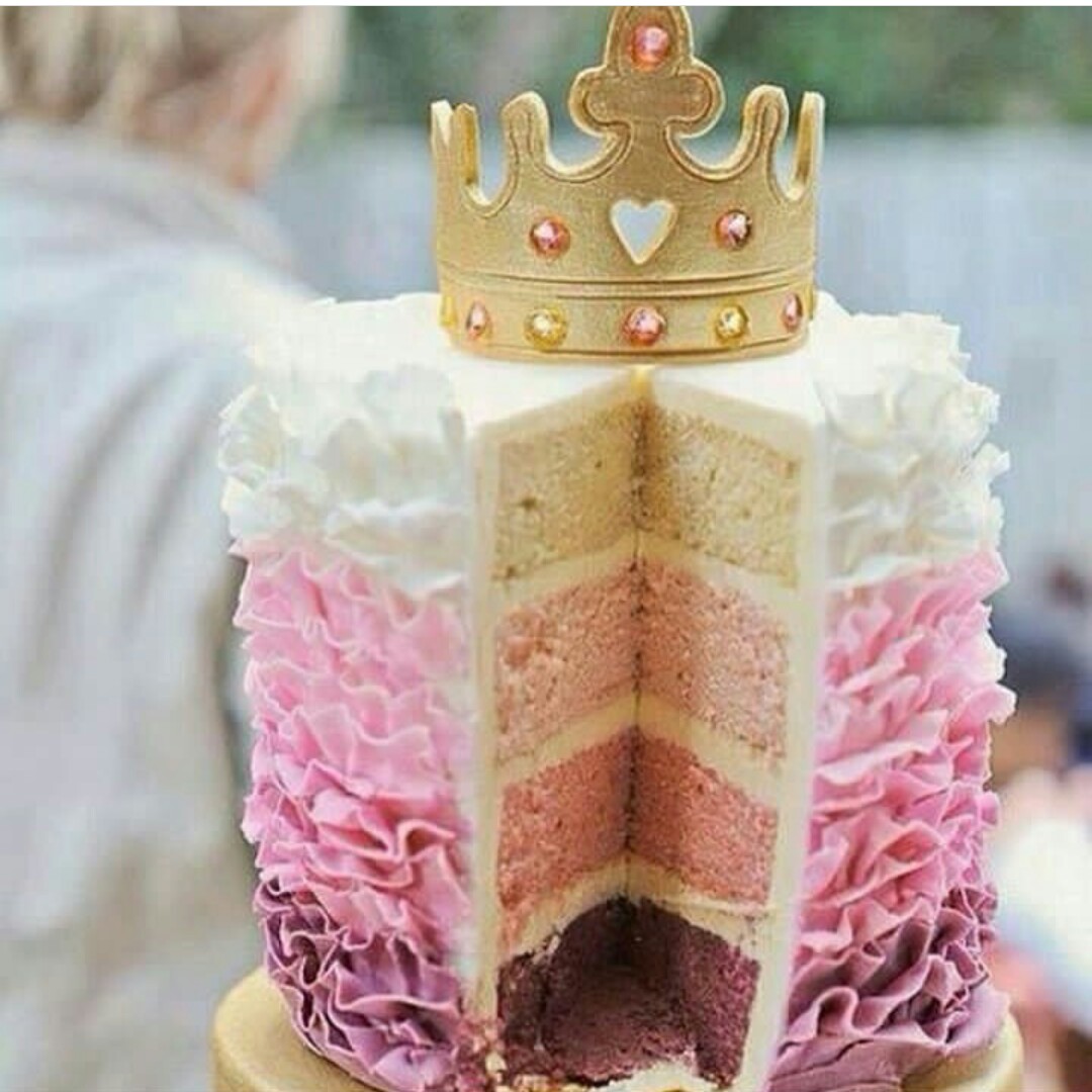 Розовый торт внутри