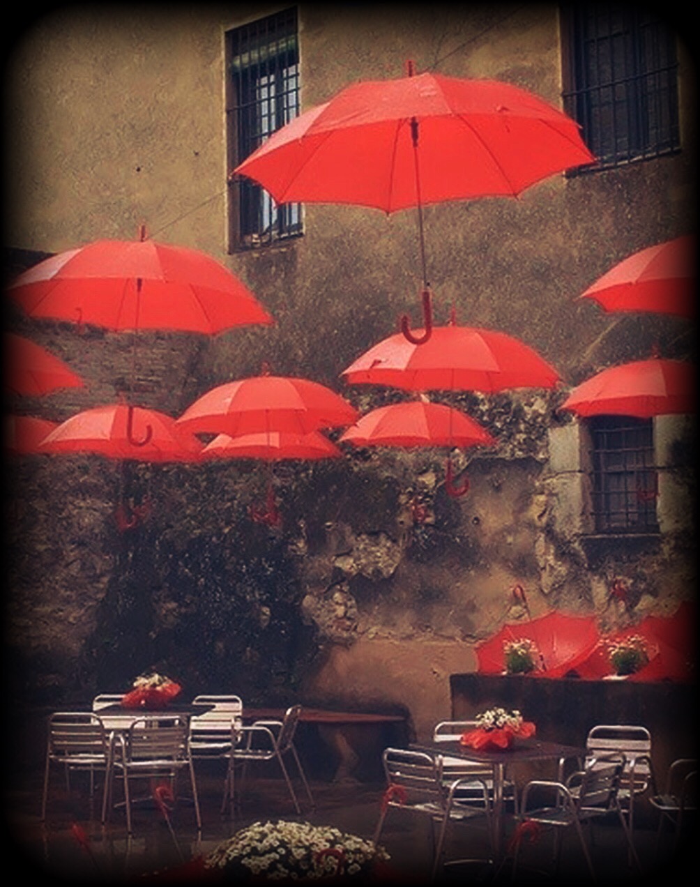 красный зонт в париже