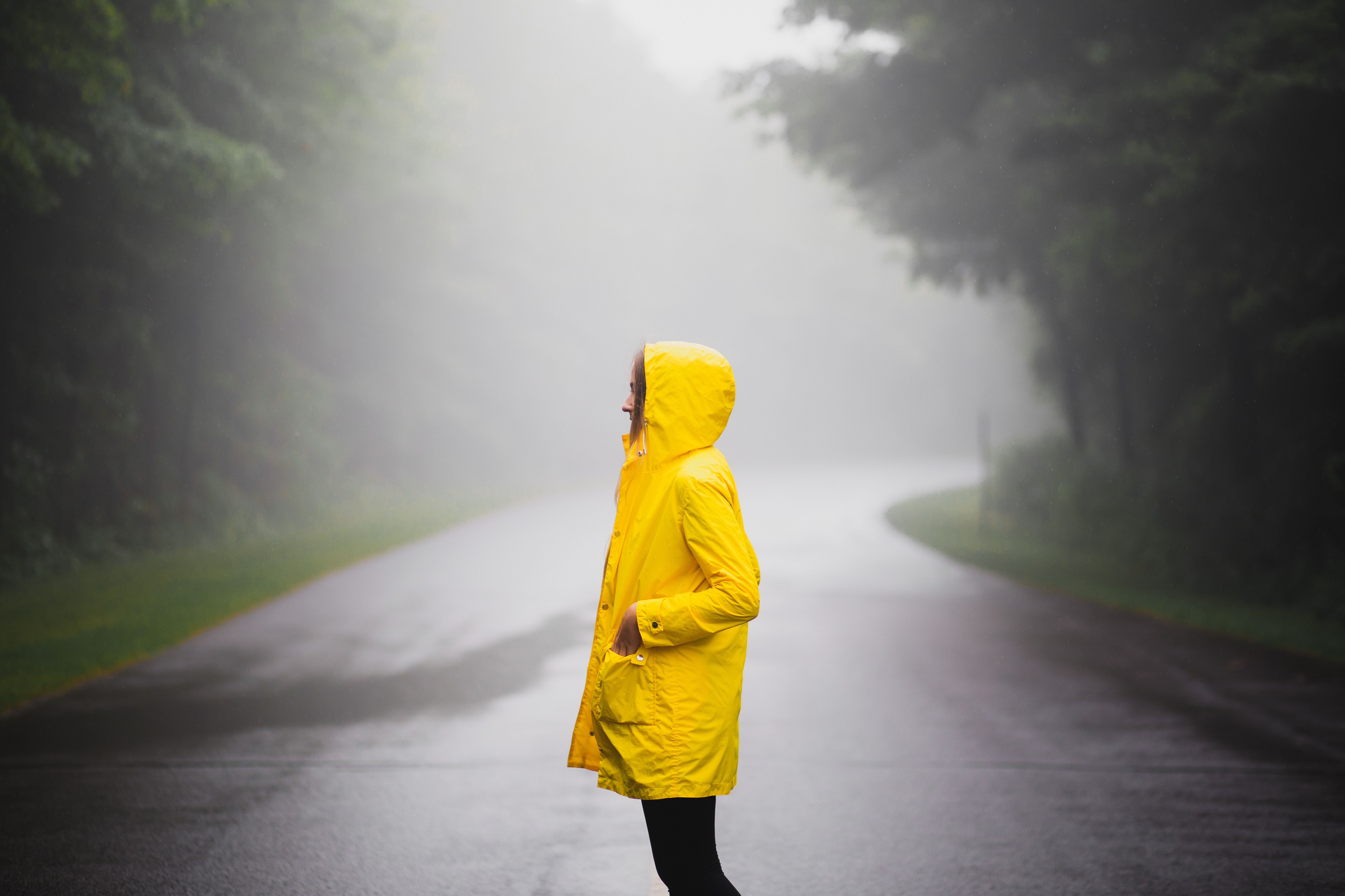 Желтая накидка. Yellow Raincoat плащ. Девушка в желтом плаще. Человек в дождевике. Девушка в дождевике.