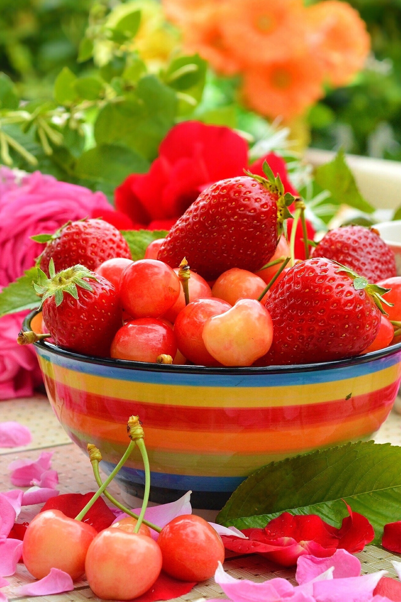 Вкус лета клубника. Лето фрукты ягоды. Клубника. Цветы и фрукты. Красивые и яркие летние фрукты.