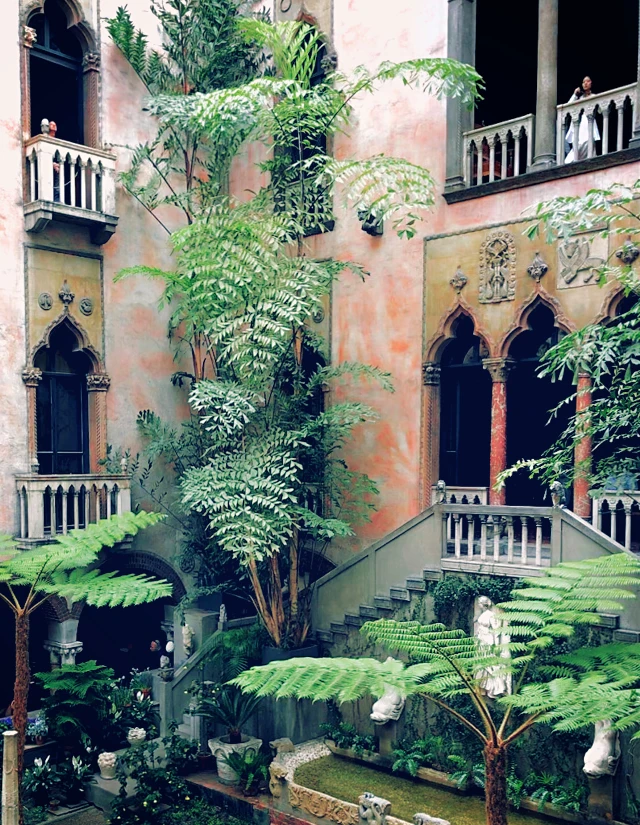 Like A Tropical Palace In The Middle Of The City Garde