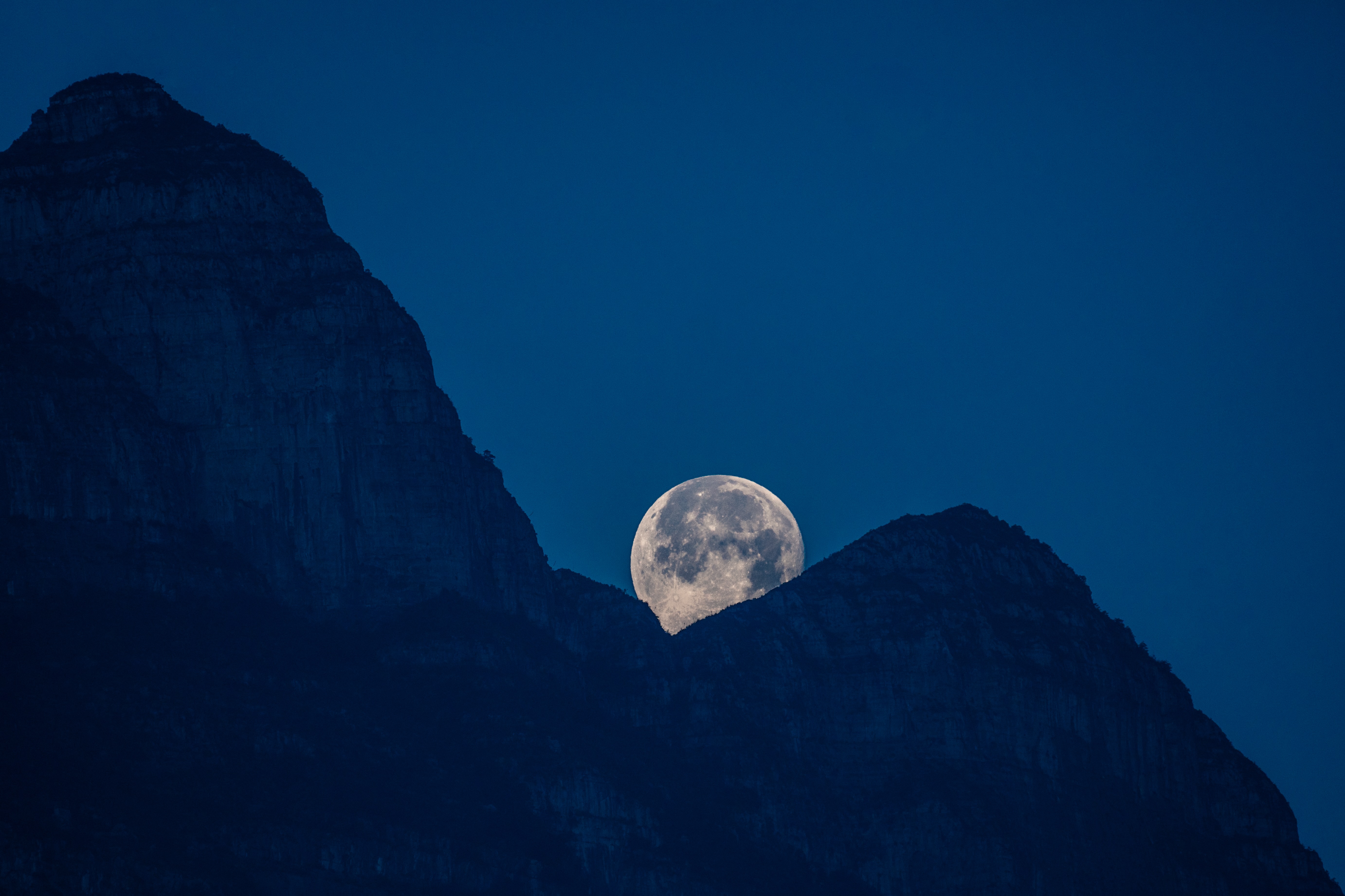Ночь с луной 4. Луна. Горы на Луне. Ночное небо с луной. Луна фон.