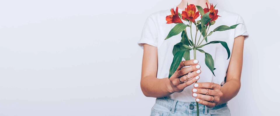cewek memegang bunga