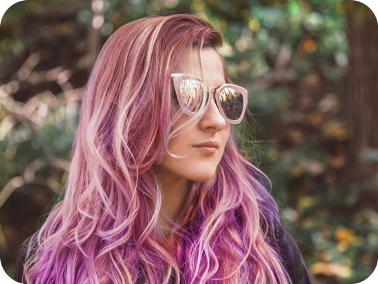 fille aux cheveux colorés avec des lunettes